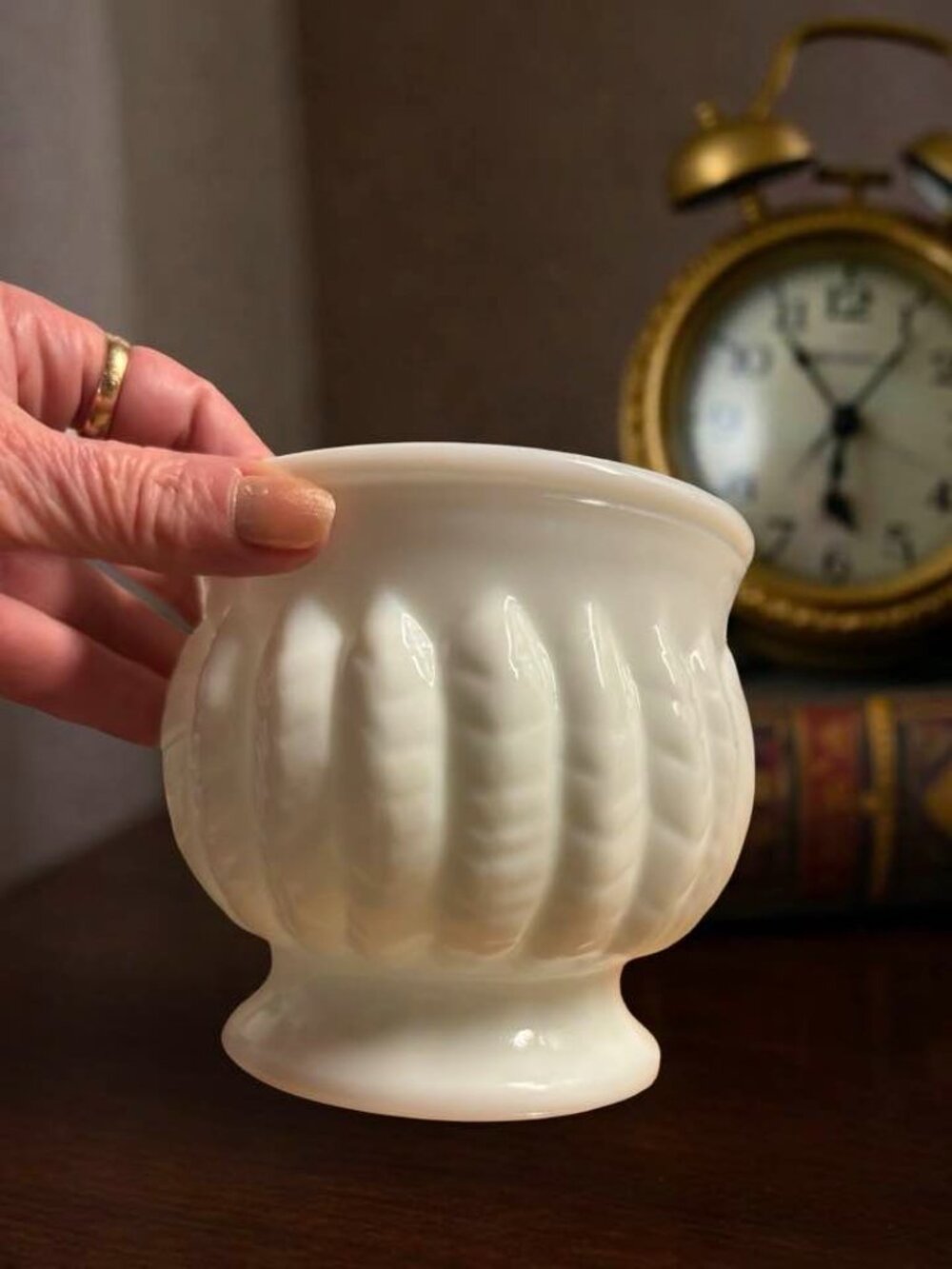 Vintage Randall White Milk Glass Vase With Feather Design Fluted Design & Pedest - Picture 2 of 5